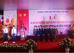 Hà Tĩnh: Trường THPT Cẩm Bình ra mắt quỹ học bổng và đón nhận Huân chương Lao động hạng Nhì