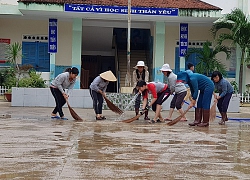 Khánh Hòa: Đang nghỉ Tết Dương lịch, giáo viên vẫn tất bật dọn bùn do mưa lũ