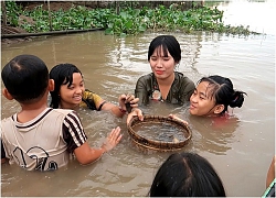 Rủ nhau ra bờ sông mò Chem Chép vui quá xá là vui