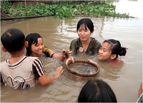 Rủ nhau ra bờ sông mò Chem Chép vui quá xá là vui