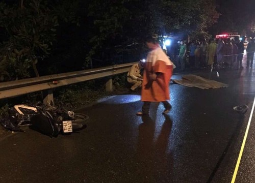 Xe máy văng chục mét sau cú lao vào taluy, 2 thanh niên chết thảm