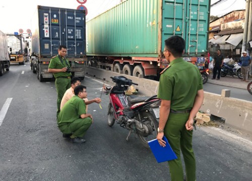 Chạy xe máy vào làn ô tô, người đàn ông bị container cán tử vong