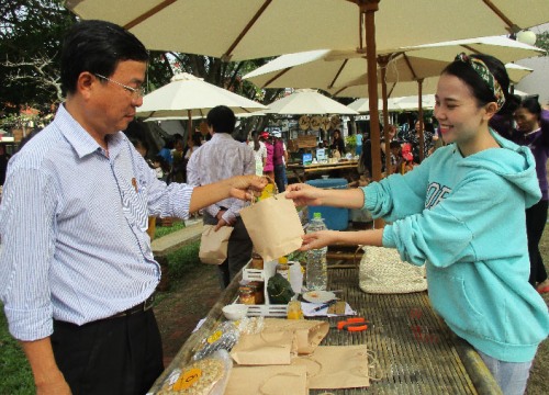 Chợ phiên Hội An toàn rau hữu cơ và nói không với túi ni lông