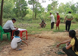 Đào mương... chặn lối vào trại của hàng xóm!