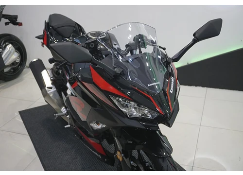 Ngắm xe mô tô Kawasaki Ninja 400 ABS 2019 với 2 bộ tem đặc biệt vừa ra mắt