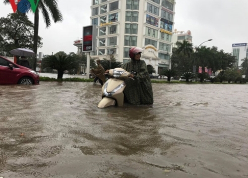 Nhiều tuyến đường TP Vinh bị "nhấn chìm" trong biển nước sau mưa lớn