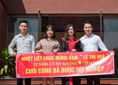 Thanh xuân sẽ rất buồn nếu không có bạn thân, lầy đến mức in banner để tố giác nhau ngày tốt nghiệp