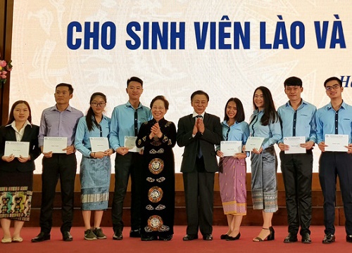 TƯ Hội Khuyến học Việt Nam trao 120 suất học bổng cho sinh viên Lào