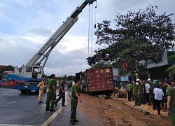 Xe container lật nghiêng, đè 2 chết phụ nữ trên đường về thăm nhà