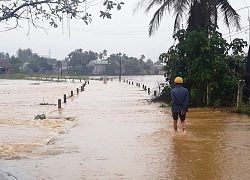 2 người chết, hàng nghìn nhà dân bị ngập do mưa lũ ở miền Trung