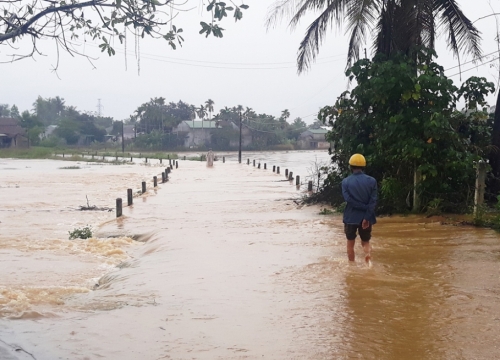 2 người chết, hàng nghìn nhà dân bị ngập do mưa lũ ở miền Trung