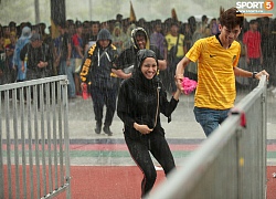 Các cặp đôi nắm tay, đội mưa tới sân Bukit Jalil tiếp lửa cho trận chung kết AFF Cup