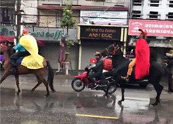 CĐV Hải Phòng cưỡi ngựa giữa phố để cổ vũ đội tuyển Việt Nam đá chung kết AFF Cup