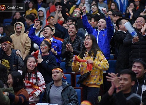 Cổ động viên vỡ oà, hét vang trời khi Việt Nam ghi liên tiếp 2-0 vào lưới Malaysia