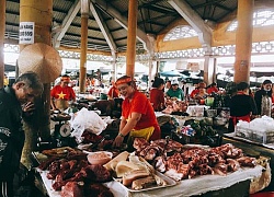 Có một ngày ai cũng vui như Tết, cả khu chợ các dì các mẹ đều mặc áo cờ đỏ sao vàng