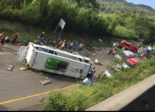 Colombia: Xe buýt chở đội bóng rổ bị lật, ít nhất 13 người thiệt mạng