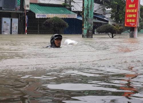 Quảng Nam mưa ngập kinh hồn: 'Bơi' đi lánh nạn ồn ào khắp nơi