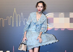 "Tình cũ G-Dragon" Kiko Mizuhara ngượng ngùng, suýt hớ hênh vì cơn gió làm tốc váy