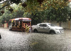 Vừa lạnh vừa mưa: Xe tang kẹt giữa biển nước con cháu vừa khóc vừa đẩy, chết chưa hết khổ