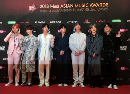 BTS đồng loạt diện nguyên bộ sưu tập của Dior càn quét thảm đỏ MAMA 2018