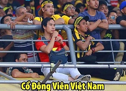 CĐV Việt &quot;lạc giữa rừng gươm&quot; trên sân Bukit Jalil khiến dân mạng thắc mắc: Lúc vô 2 trái anh ăn mừng kiểu gì?