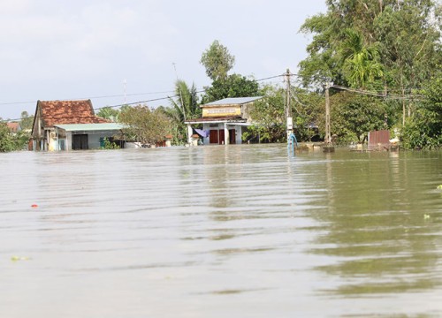 Mưa lũ ở miền Trung: Hàng nghìn hộ dân còn bị cô lập