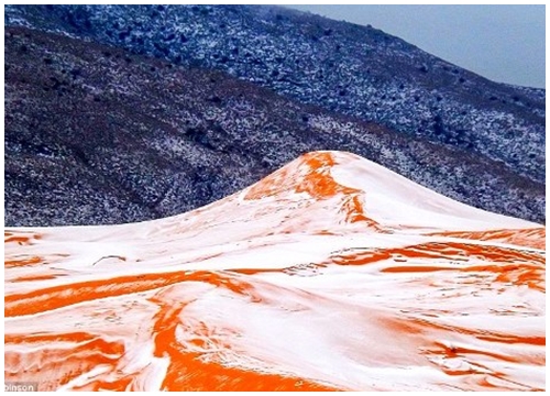 Ngắm tuyết rơi trên sa mạc Sahara đẹp "mê li"