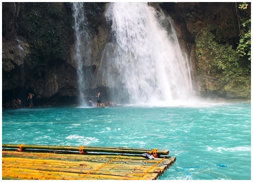 Tháng 12 này, sao không ghé thác Kawasan ở Philippines làm một chuyến du lịch mạo hiểm?