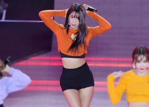 Bị bệnh nhưng vẫn ráng biểu diễn, mỹ nữ Seolhyun (AOA) buồn nôn rồi ngã quỵ trên sân khấu