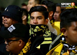 Bộ trưởng 9x, đẹp trai như hot boy của Malaysia không ngồi khán đài vip, hòa mình cùng Ultras tiếp lửa thầy trò Tan Cheng Hoe