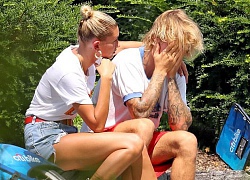 Đang bước lên phi cơ riêng, Justin Bieber bỗng xúc động không rõ lý do, khiến Hailey phải ôm động viên