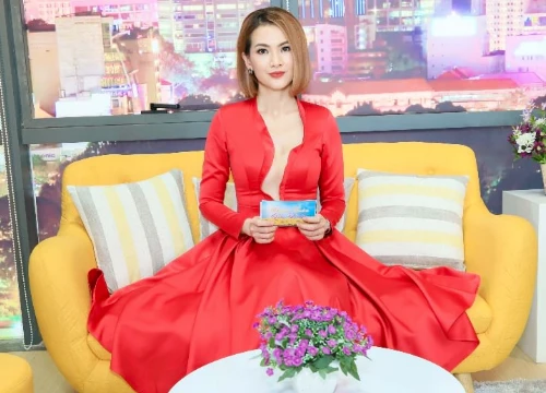 Diễn viên Anh Thư nhiệt tình tư vấn cho khán giả không may gặp chồng keo kiệt trong talk show "Thanh Xuân Gia Đình"