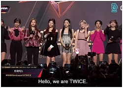 Góc lạc quẻ: Mái tóc của JooE (MOMOLAND) và bộ váy của Nayeon (TWICE) tại thảm đỏ MAMA 2018, đang trở thành đề tài bàn tán rôm rả!