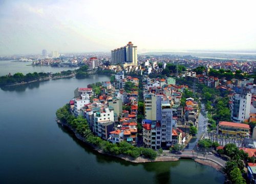 Hà Nội: Lái xe ôtô húc bay dải phân cách lao xuống hồ Trúc Bạch