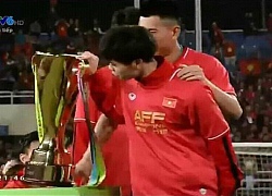 Khoảnh khắc khó đỡ: Công Phượng chăm chú kiểm tra xem cúp vàng AFF Cup là thật hay giả