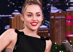 Là ca sĩ chuyên nghiệp nhưng Miley Cyrus lại để thua một MC khi chơi... đoán tên bài hát