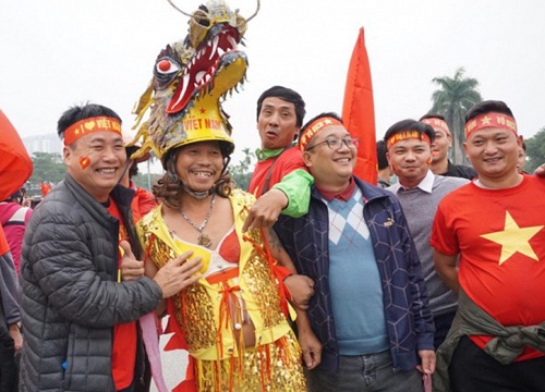 Sát giờ đá Chung kết AFF Cup, CĐV 'bá đạo' ăn mặc kỳ dị hút mọi ánh nhìn tại SVĐ Mỹ Đình