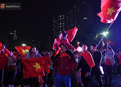 Sinh viên ăn mừng: "Vô địch rồi, ngẩng cao đầu hô vang Việt Nam chiến thắng thôi anh em bạn bè ơi"