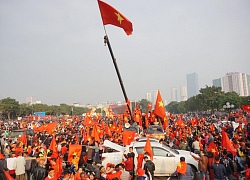 SVĐ Mỹ Đình lâm vào cảnh quá tải sát giờ đá Chung kết AFF Cup, CĐV mang cả cần cẩu đến trợ giúp