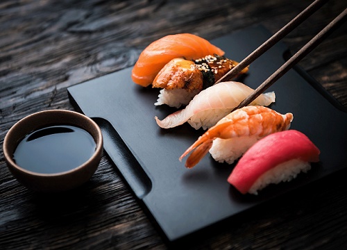 Đầu bếp người Nhật nổi tiếng tiết lộ cách ăn sushi hoàn hảo nhất