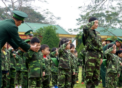 Gần 1.000 học sinh mầm non, tiểu học trải nghiệm làm chiến sỹ Biên phòng