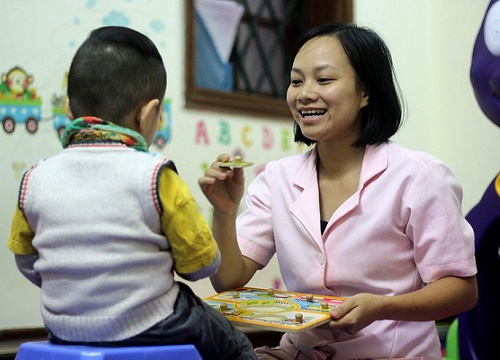 Giáo dục cho trẻ tự kỷ: Hành trình "tự bơi" của phụ huynh có con tự kỷ