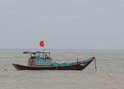 Người đàn ông bị sóng cuốn mất tích khi đang tắm biển