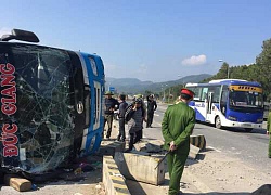 Ô tô mất lái đâm dải phân cách, hành khách đập kính thoát thân