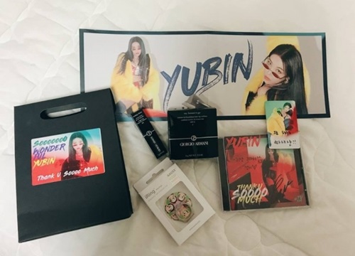 Sướng như fan Hàn của Yubin và Jennie: Vừa được xem biểu diễn trực tiếp, vừa nhận quà khủng do Idol chuẩn bị