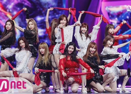 Trình diễn hết mình trong MAMA 2018, thành viên nhóm nhạc IZ*ONE tay không vẫn 'quẩy sung' hết nấc