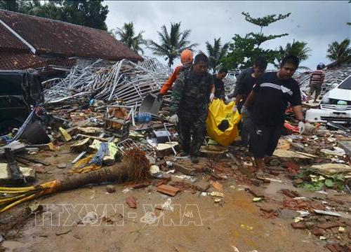 Công tác cứu hộ thảm họa sóng thần ở Indonesia gặp nhiều khó khăn