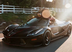 Đại gia "chịu chơi" khi dùng siêu xe triệu đô Ferrari LaFerrari Aperta để chở cây thông Noel