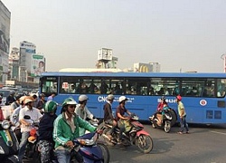 Đình chỉ tài xế, tiếp viên xe buýt dùng gậy sắt đòi hành hung người dân sau va chạm ở TP.HCM