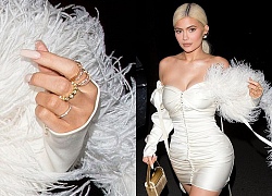 Kylie Jenner xuất hiện đẹp hút hồn, nhưng gây chú ý hơn là ngón tay đeo nhẫn đính hôn của cô nàng?